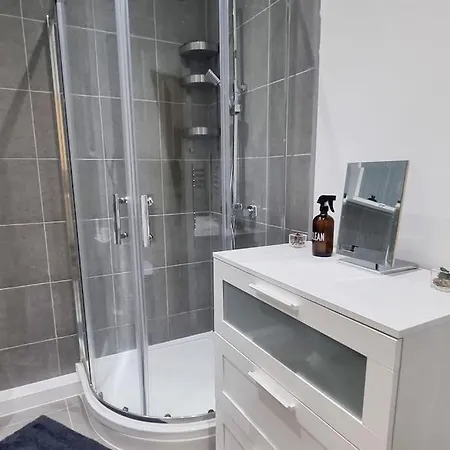 Tranquil And Serene Wifi, Parking And Smart Tv Holiday home Leeds (West Yorkshire)
