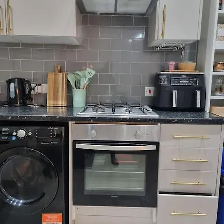 Tranquil And Serene Wifi, Parking And Smart Tv Holiday home Leeds (West Yorkshire)