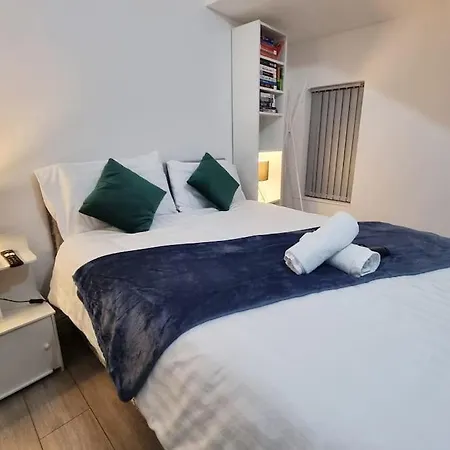 Tranquil And Serene Wifi, Parking And Smart Tv Leeds (West Yorkshire)